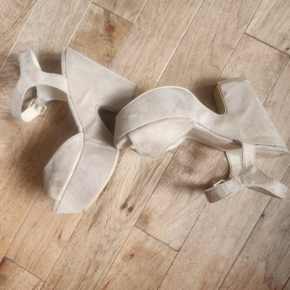 Heels - Picture 2 of 3
